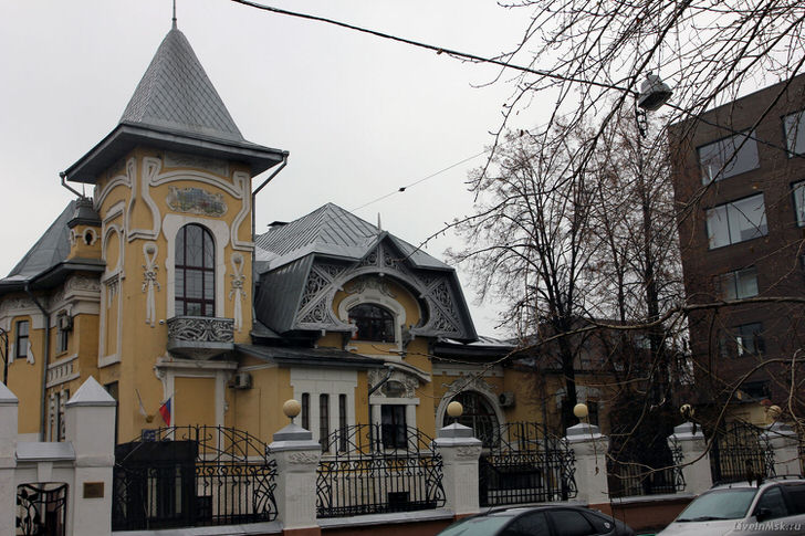 Нестандартное оформление фасада в стиле ампир с отголосками стиля модерн.