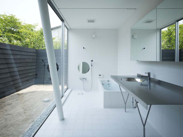 Светлый интерьер ванной комнаты в стиле минимализм в загородном доме.