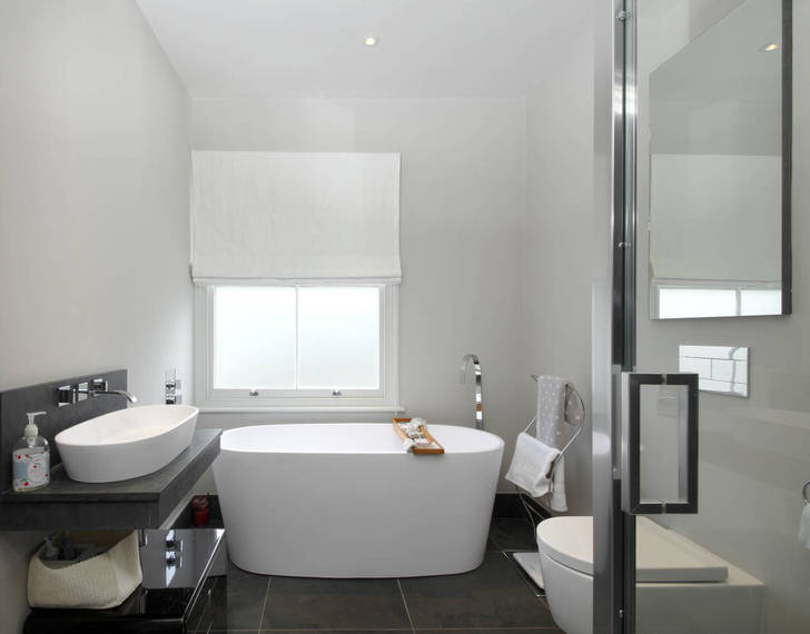 Окно в белой деревянной раме завешено плотными жалюзи. Стиль модерн универсален. Кроме изысканного внешнего вида, интерьер также должен быть уютным, комфортным для человека. Окно в белой деревянной раме завешено плотными жалюзи. Стиль модерн универсален. Кроме изысканного внешнего вида, интерьер также должен быть уютным, комфортным для человека.