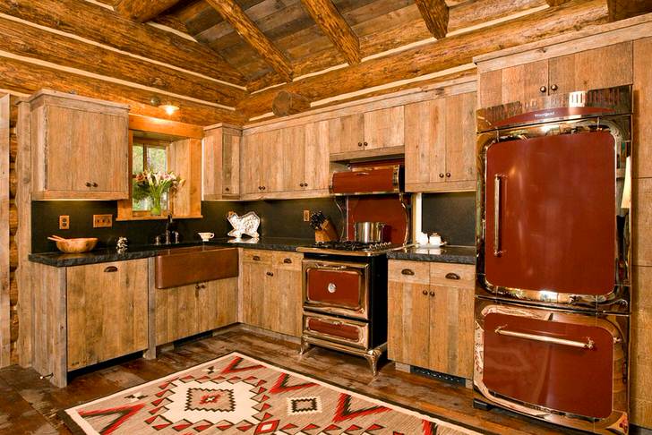 Массивная деревянная мебель для кухни в деревенском стиле.