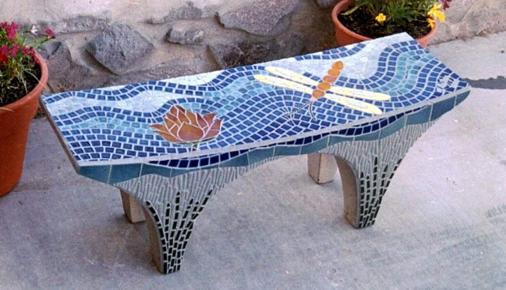Отделка садовой мебели (столешницы) яркой мозаикой из битой плитки.
