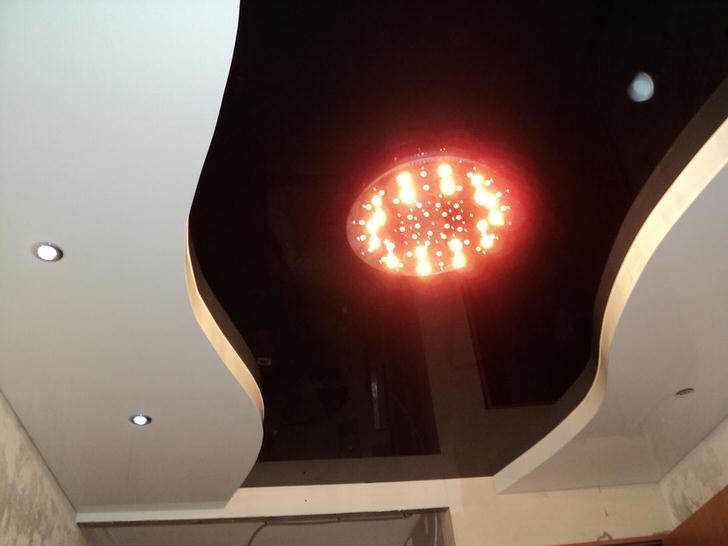 Чёрно-белые цвета потолка для будущей спальни в стиле хай тек.