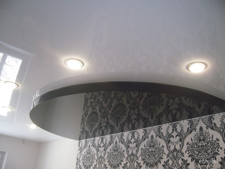 Оригинальное дизайнерское решение зонирование спальной зоны. Возьмите на заметку. 