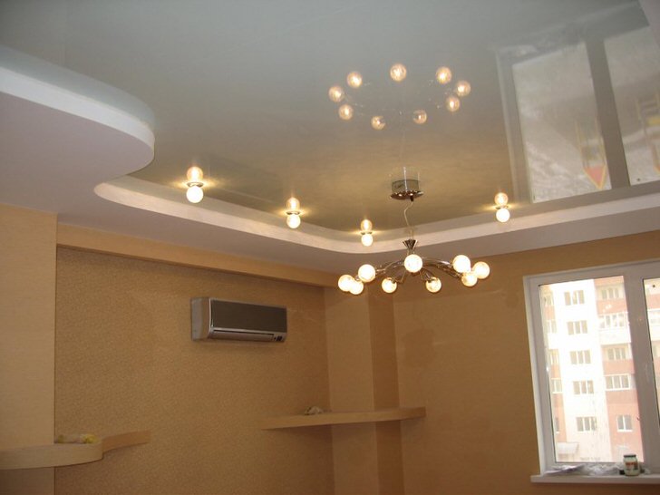 Двухуровневый натяжной потолок для комнаты-студии.