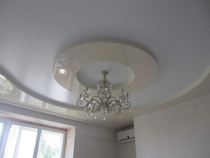 Оригинально смотрится розетка под люстру в стиле модерн.