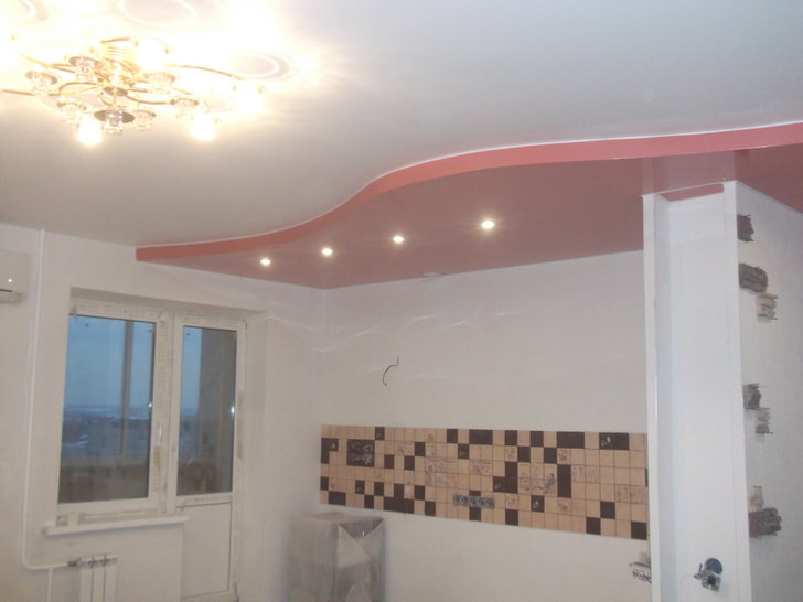 Классический двухярусный потолок в красно белых тонах для просторной кухни.