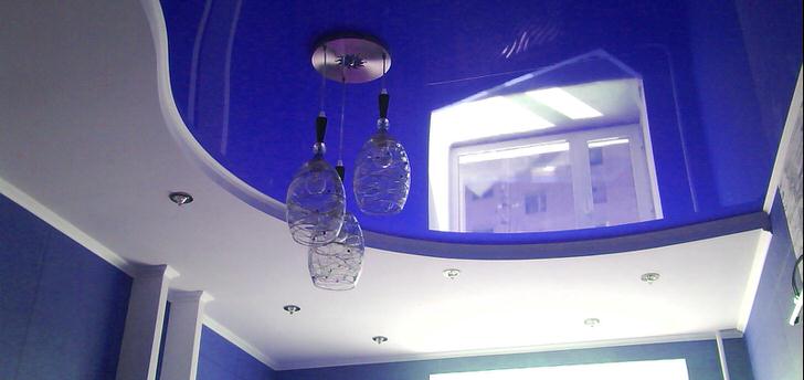 Оставляет приятное впечатление. Особенно мило смотрятся люстры-рюмки.