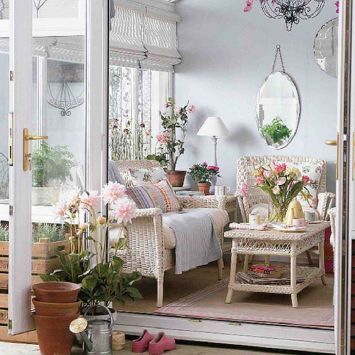 Небольшая веранда в стиле романтизм - идеальное место для отдыха.  Небольшая веранда в стиле романтизм - идеальное место для любителей почитать.