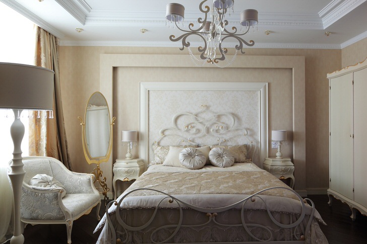 Шикарная семейная спальня привлекательна скромным сдержанным интерьером в светлых тонах. Интересным декоративным элементом становится большое зеркало в золотой оправе. Шикарная семейная спальня в стиле романтизм привлекательна скромным сдержанным интерьером в светлых тонах.