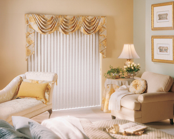 Ламбрекены из плотной, натуральной ткани украшают окно в гостиной. Гостиная, оформленная в стиле романтизм.