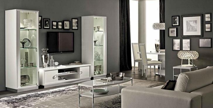 Элегантная светлая мебель на фоне светло- серого интерьера.