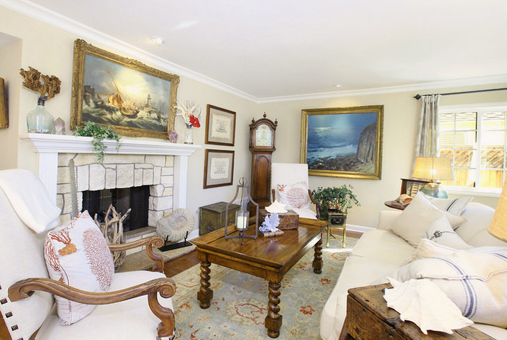 Антикварная мебель в современном интерьере гостиной.