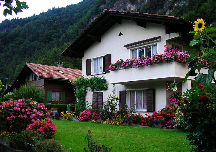 Современный дом в стиле шале (70 сказочных фото) 6 Цветы перед домом