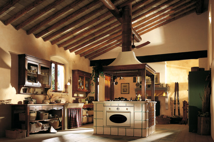 Деревенский кантри во всей красе: функциональная кухня с открытыми полками, состаренной мебелью и обилием натурального дерева.