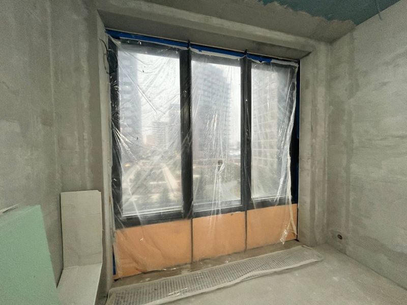 Защита окон с помощью пленки и пенопласта Окно, полностью укрытое защитной пленкой