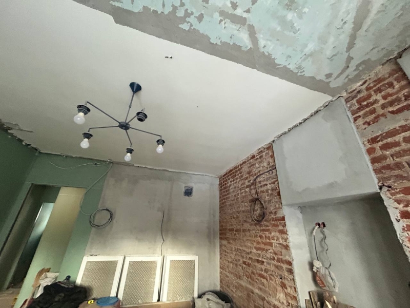 В квартирах старого фонда под демонтаж также идет штукатурка, полы, стяжка, электрика, потолки и другое. Процесс демонтажа старых покрытий и перегородок в квартире