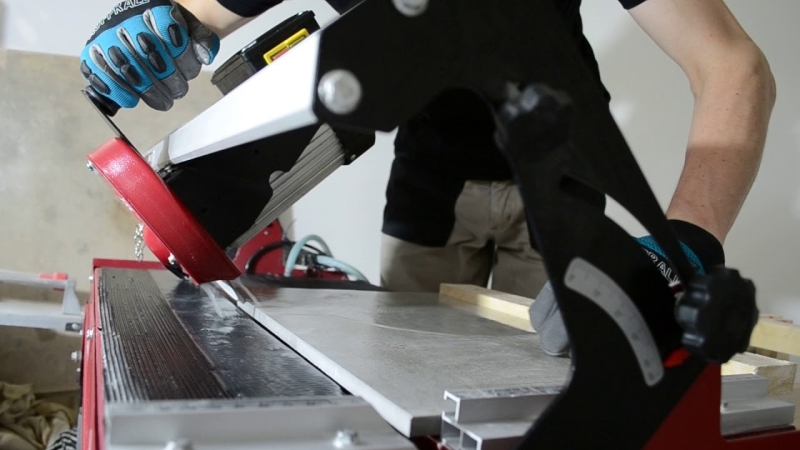 Как сделать запил углов плитки под 45 градусов в ванной комнате. Полная инструкция