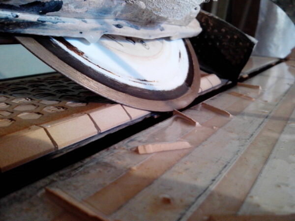 Как сделать запил углов плитки под 45 градусов в ванной комнате. Полная инструкция