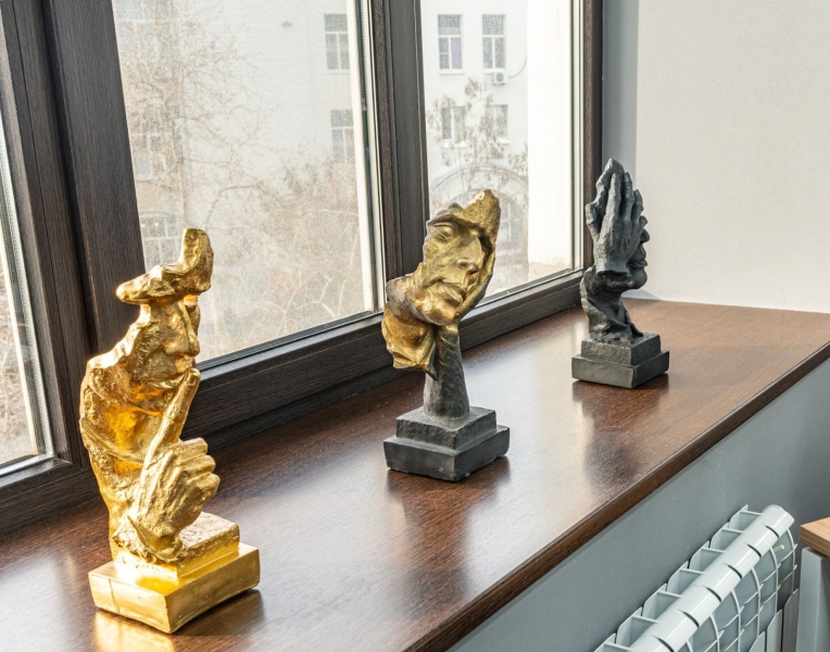 Скульптура в кабинете