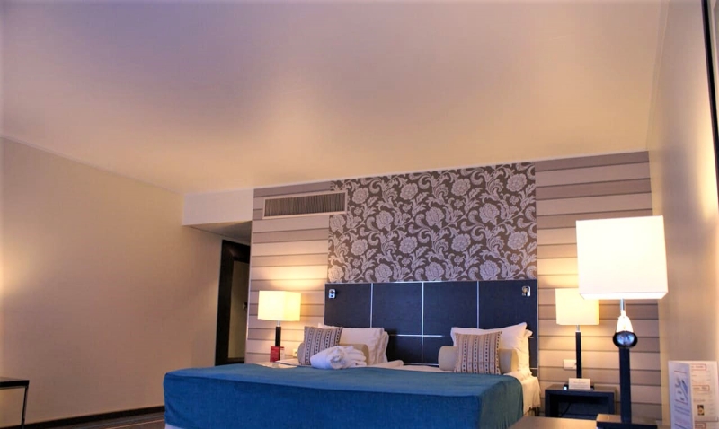 Натяжные потолки: виды, выбор и монтаж в Украине 2025 6 Натяжные потолки – виды, плюсы и минусы, как выбрать и где лучше использовать