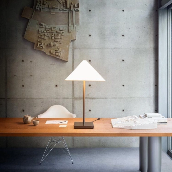 Лампа на рабочем столе Тадао Андо, Осака. Из проекта Logo Lamp Life к миланской выставке 2016 года.